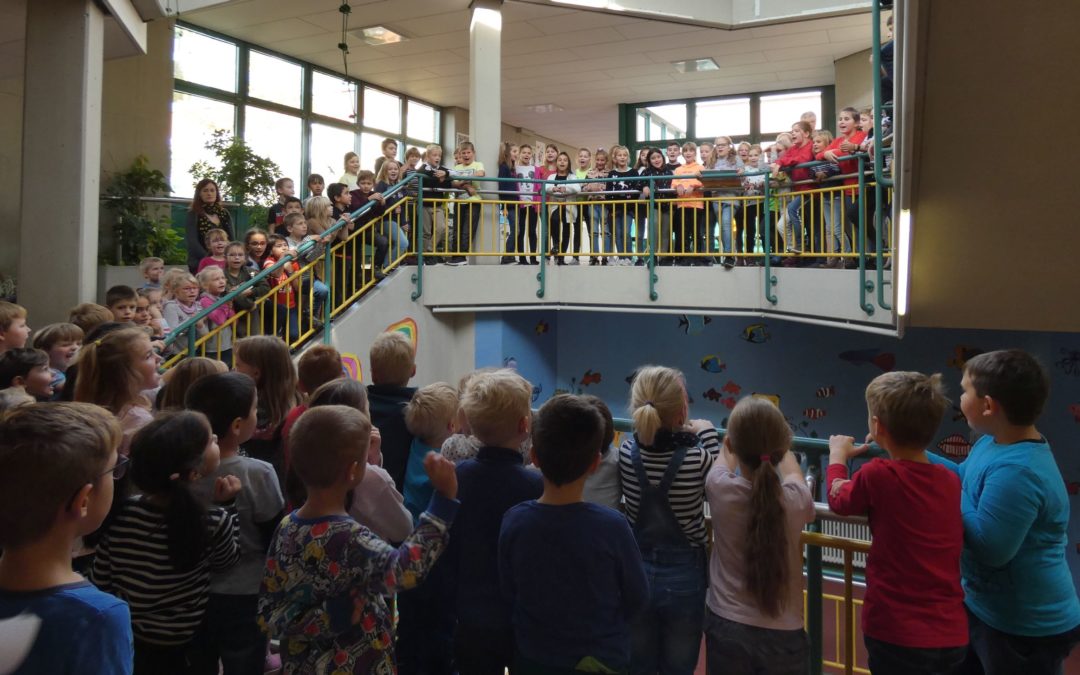 Klangstarkes Herbstsingen der Grundschulkinder miteinander und füreinander