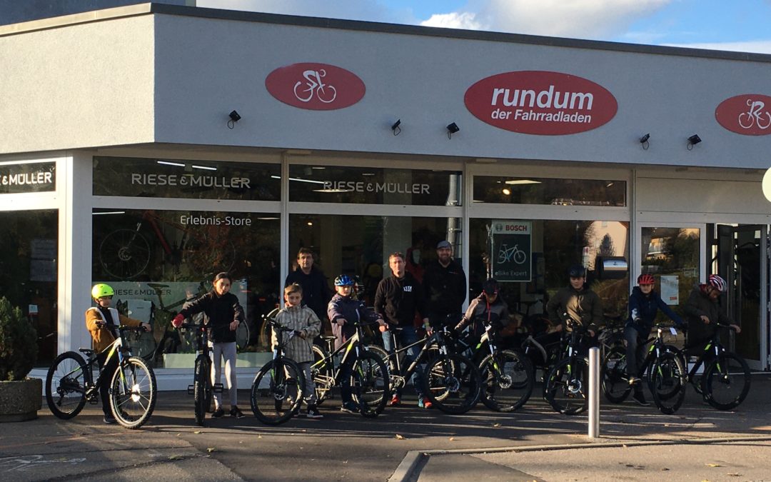 „rundum – der Fahrradladen“ in Wasseralfingen unterstützt die Mountainbike-AG der Karl-Kessler-Schule