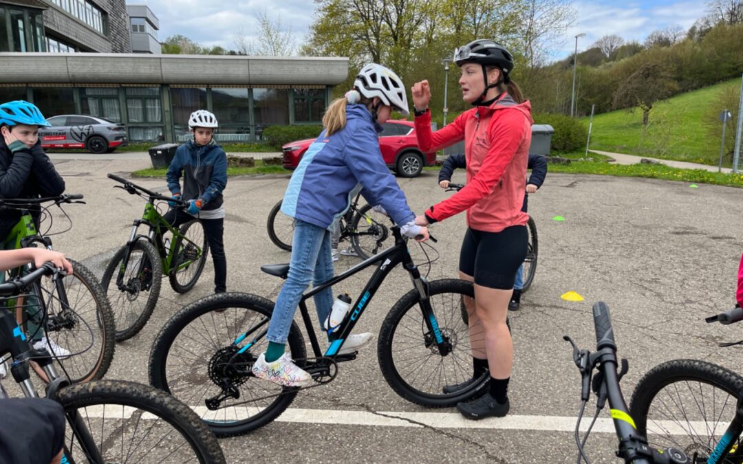 Lernen von der Besten – Profi-Mountainbikerin Marion Fromberger zu Gast in der Mountainbike-AG