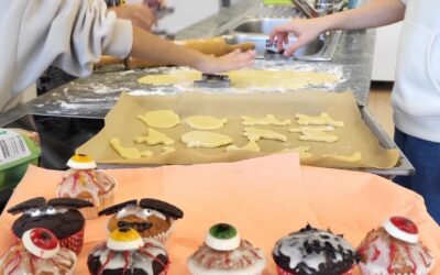 Halloween an der KKS – gemeinsames Backen der Außenklasse und der W5