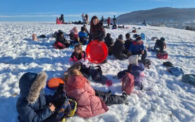 Wintersporttag der Grundschule: Schneerutschen bei Kaiserwetter